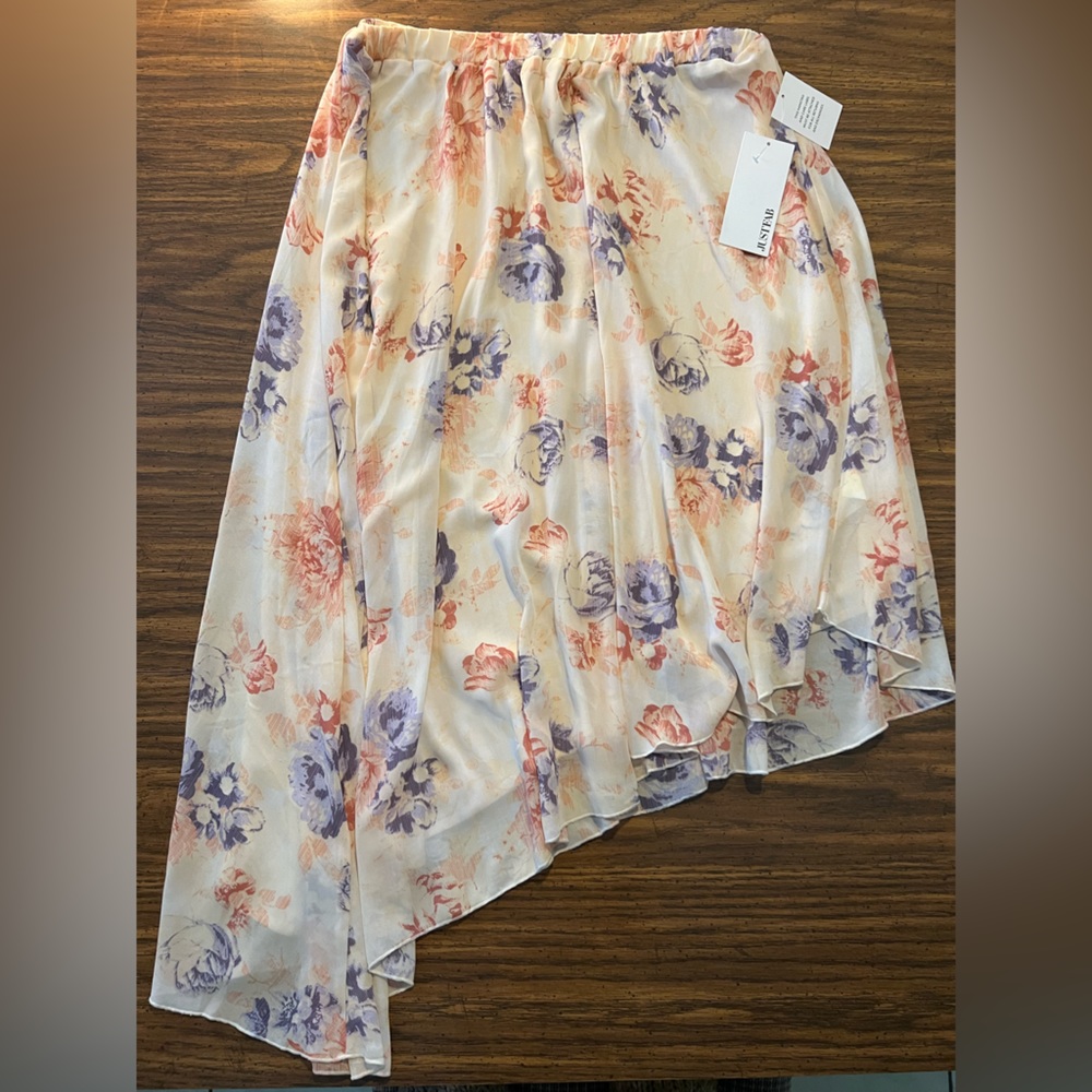 BRAND NEW flowing high-low floral skirt perfect for this spring/summer